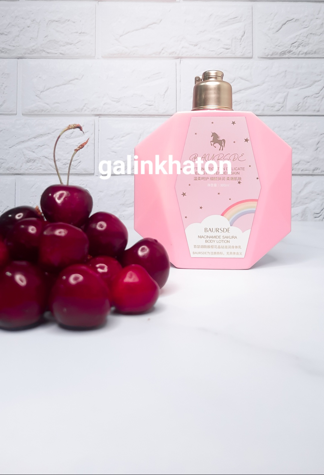 لوسیون بدن یونیکورن ۳۰۰ گرمی با طراحی فانتزی، رایحه شکوفه گیلاس و پاستیلی، مناسب پوست نرم و خوشبو، انتخابی خاص برای روتین مراقبت بدن.