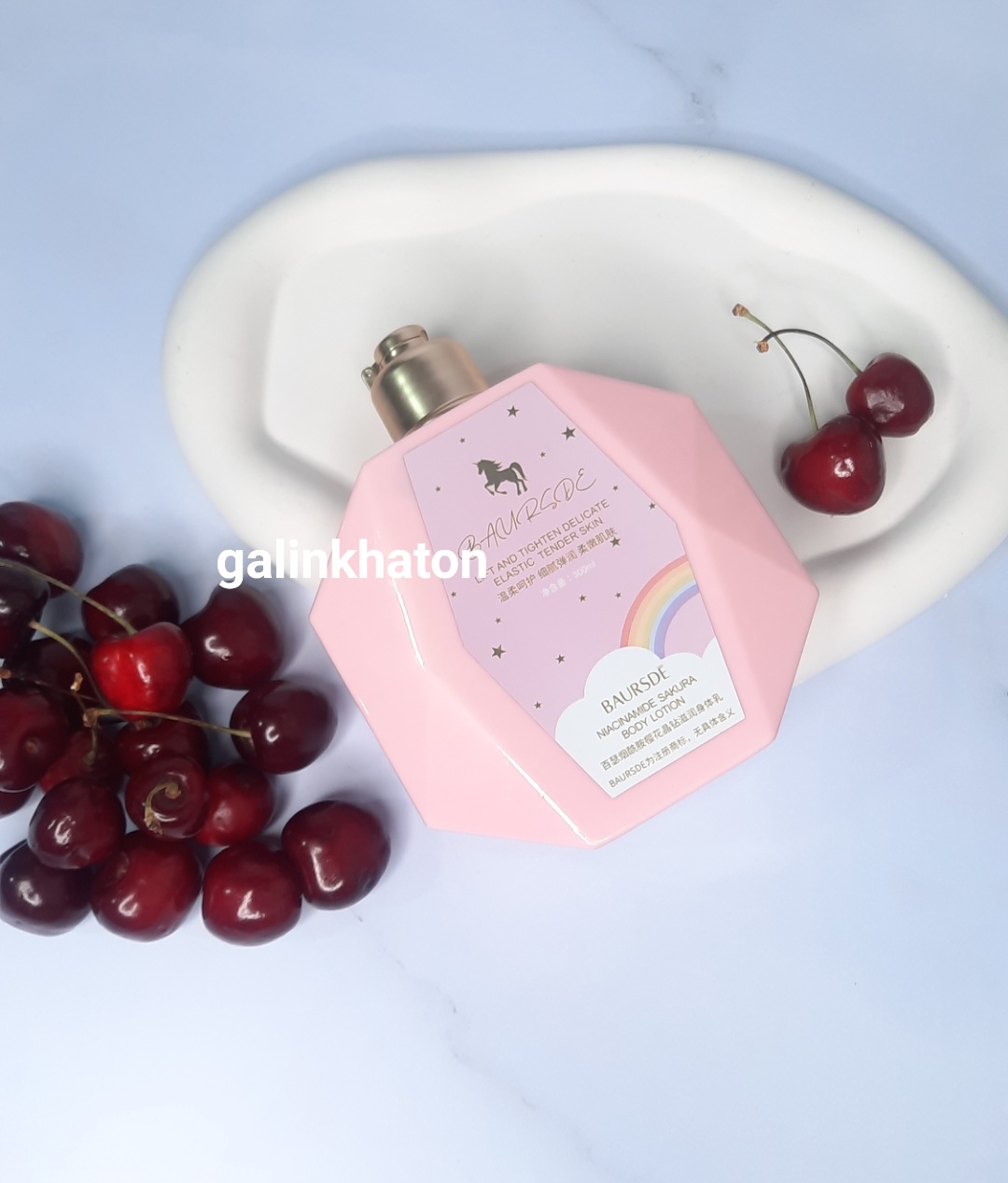 نمای جانبی لوسیون بدن یونیکورن با بسته‌بندی شیک و فانتزی، ایده‌آل برای هدیه دخترانه، خوش‌بو با بافت سبک و جذب سریع.