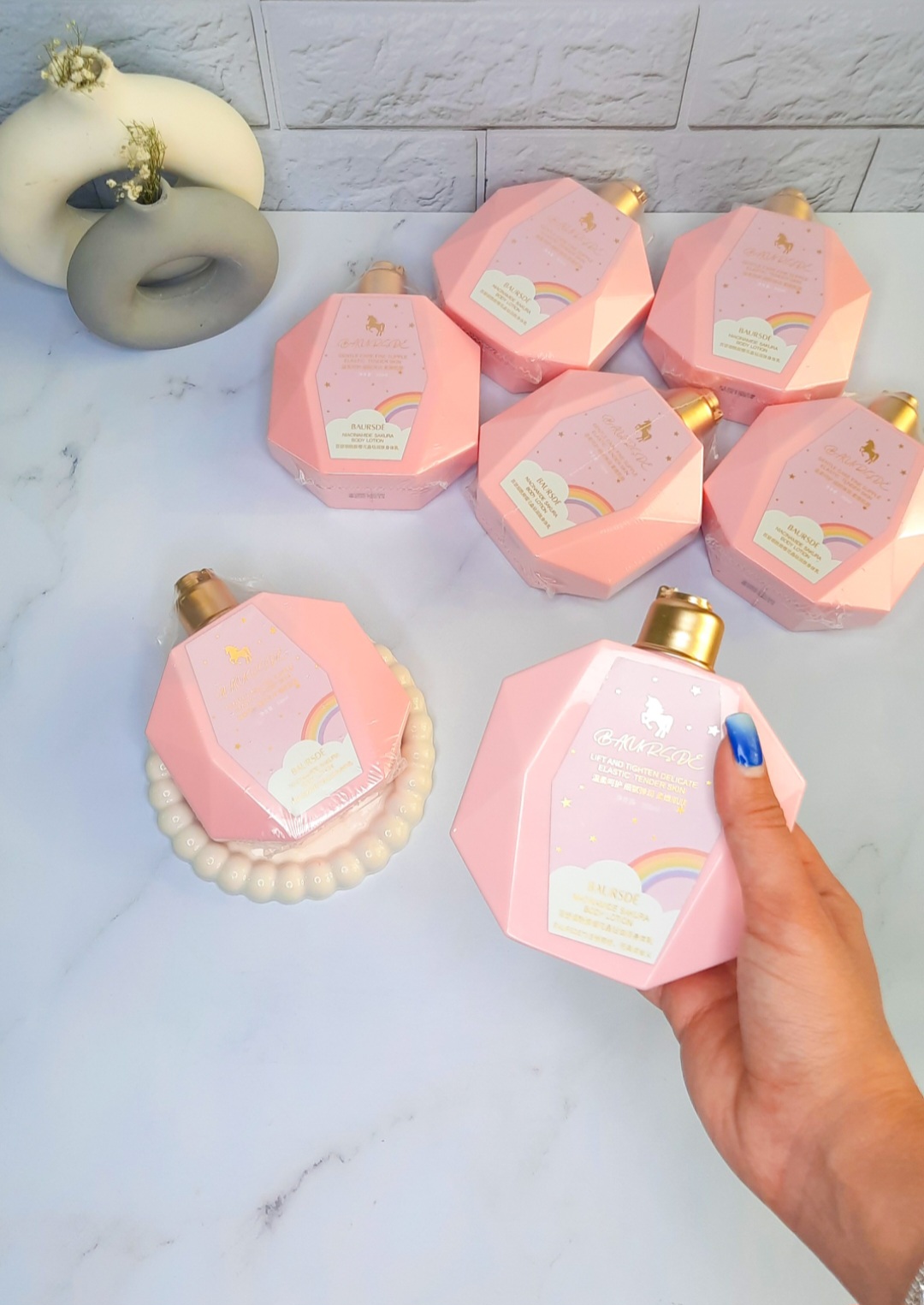 لوسیون یونیکورن ۳۰۰ گرمی با رایحه توت‌فرنگی و شکوفه گیلاس، مرطوب‌کننده بدن با طراحی یونیک، مناسب استفاده روزانه با ماندگاری بالا.