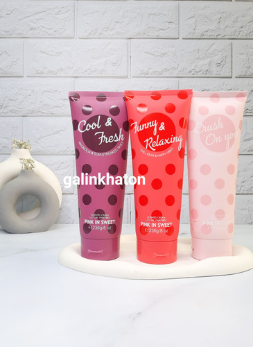 لوسیون بدن خالخالی بزرگ ۲۳۶ گرمی از برند Pink in Sweet با رایحه ادکلنی، بافت سبک و جذب سریع، مناسب رطوبترسانی عمیق و ماندگاری بالا.