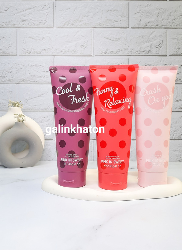 لوسیون بدن خالخالی بزرگ ۲۳۶ گرمی از برند Pink in Sweet با رایحه ادکلنی، بافت سبک و جذب سریع، مناسب رطوبترسانی عمیق و ماندگاری بالا.