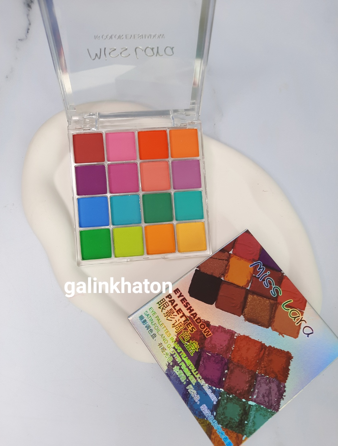 نمای کامل پالت سایه Misslara با طیف رنگی متنوع و درخشان برای آرایش چشم جذاب و خاص. مناسب استفاده روزانه و مجلسی.