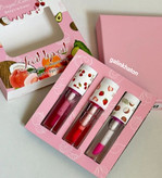 نمای نزدیک لیپ اویل برند Dragon با جزئیات طراحی فانتزی و کیفیت بالا، مناسب لبهای خشک و بیرنگ.