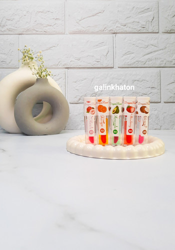 ست لیپ اویل ۳ تایی میوهای برند دراگون با طراحی فانتزی و بستهبندی شیک، مناسب مراقبت از لب با رایحههای خوشبو و طبیعی.