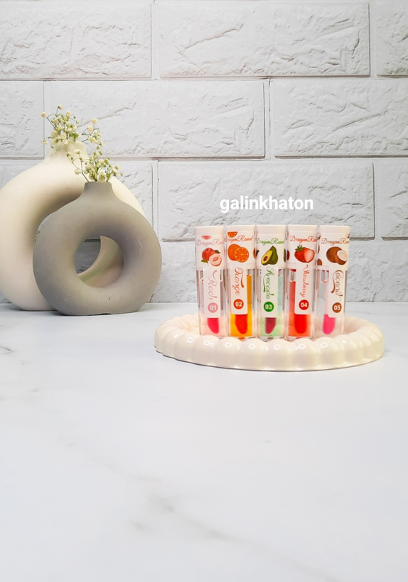 ست لیپ اویل ۳ تایی میوهای برند دراگون با طراحی فانتزی و بستهبندی شیک، مناسب مراقبت از لب با رایحههای خوشبو و طبیعی.