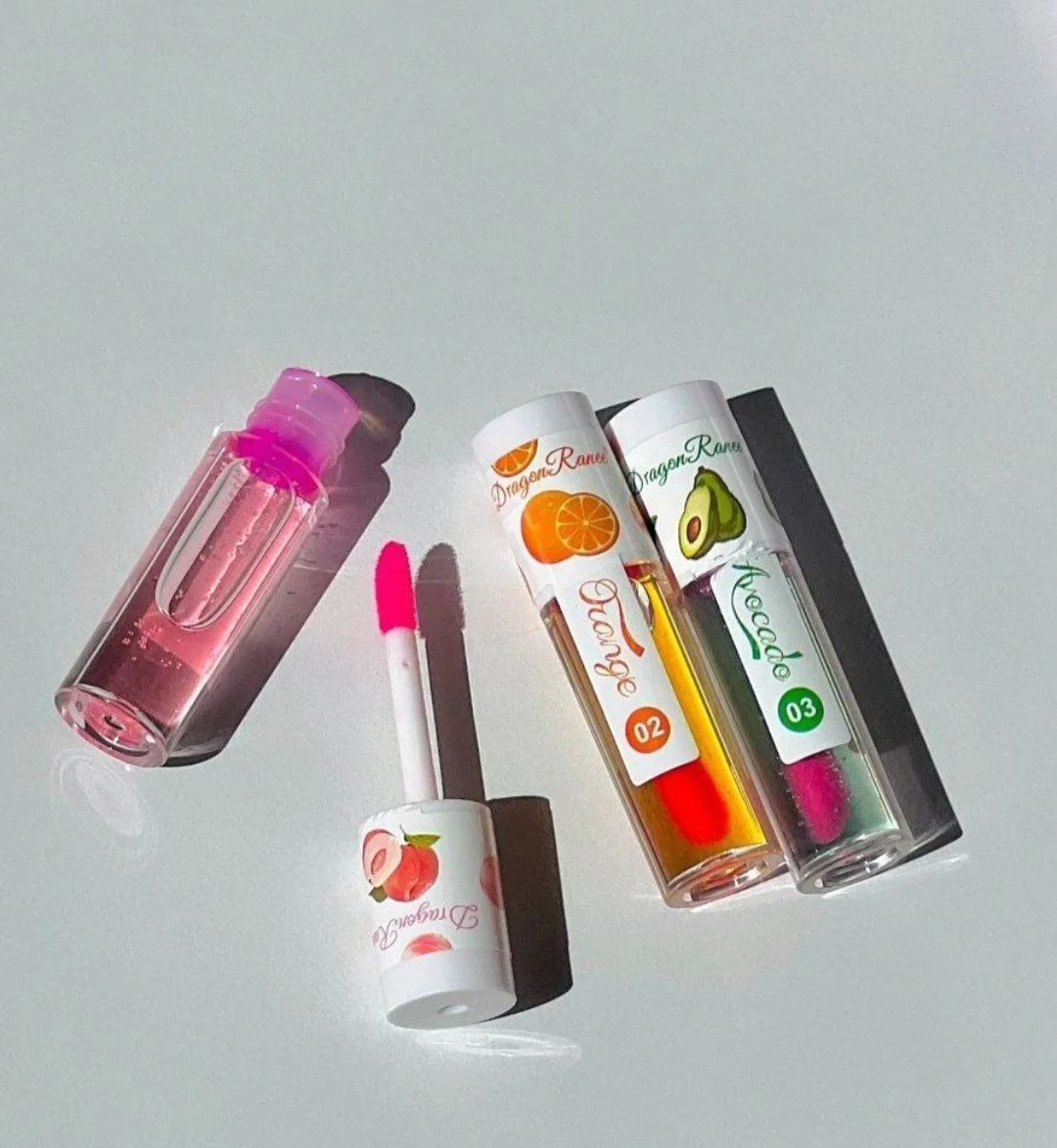 اپلیکاتور نرم و دقیق لیپ اویل دراگون برای استفاده آسان، با جذب سریع و درخشش طبیعی لب