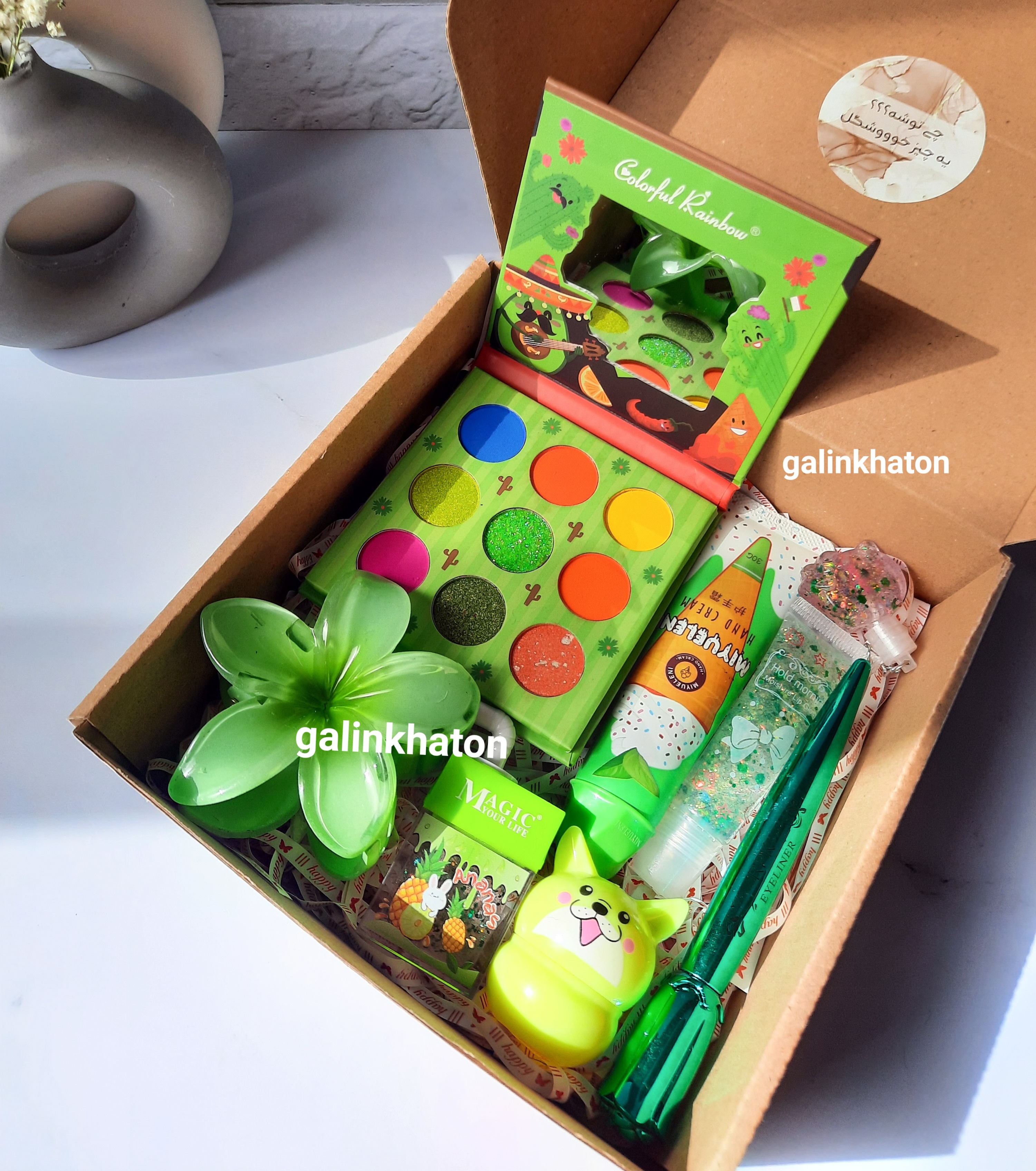 پک هدیه اقتصادی سبز با اکسسوری‌های خاص و جذاب، مناسب برای تولد، روز دختر و مناسبت‌های خاص. انتخابی شیک و مقرون‌به‌صرفه برای خرید اینترنتی هدیه دخترانه.