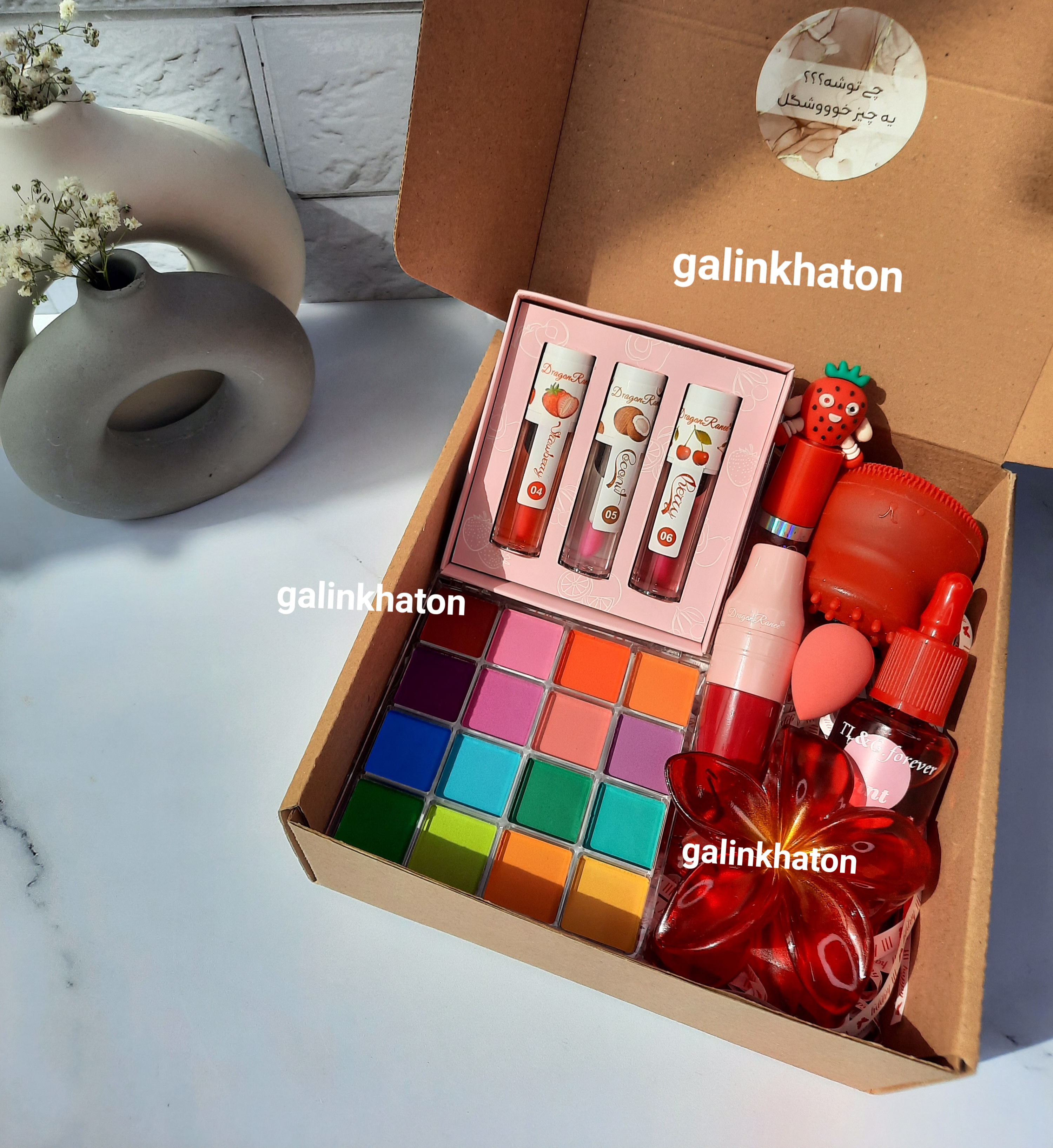 پک هدیه اقتصادی قرمز با اکسسوری‌های خاص و انرژی‌بخش، مناسب برای تولد، روز دختر و مناسبت‌های خاص. انتخابی شیک و مقرون‌به‌صرفه برای خرید اینترنتی هدیه دخترانه.