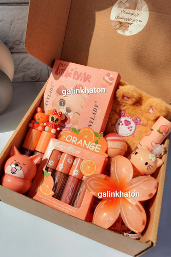 پک هدیه اقتصادی نارنجی با اکسسوریهای خاص و پرانرژی، انتخابی شاد و مقرونبهصرفه برای تولد، روز دختر و خرید اینترنتی هدیه دخترانه.