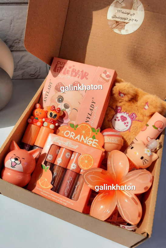 پک هدیه اقتصادی نارنجی با اکسسوریهای خاص و پرانرژی، انتخابی شاد و مقرونبهصرفه برای تولد، روز دختر و خرید اینترنتی هدیه دخترانه.