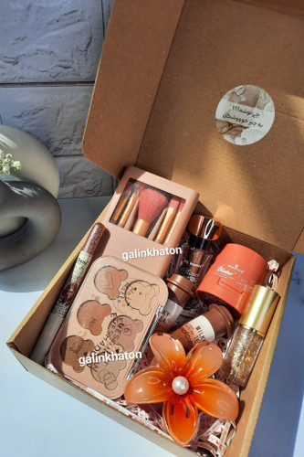 > پک هدیه اقتصادی رنگ نود با اکسسوریهای خاص و مینیمال، مناسب برای روز دختر، تولد و مناسبتهای خاص. انتخابی شیک و مقرونبهصرفه برای خرید اینترنتی هدیه دخترانه.