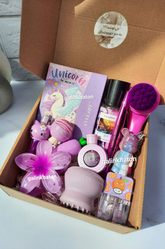 پک هدیه اقتصادی بنفش با اکسسوریهای خاص و رنگی، مناسب تولد، روز دختر و سایر مناسبتها. انتخابی شیک، خوشقیمت و متفاوت برای خرید اینترنتی هدیه دخترانه.