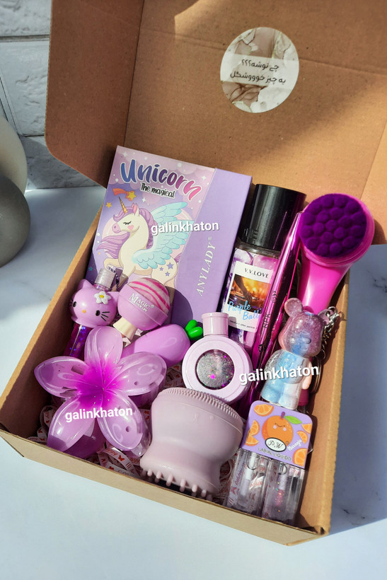 پک هدیه اقتصادی بنفش با اکسسوریهای خاص و رنگی، مناسب تولد، روز دختر و سایر مناسبتها. انتخابی شیک، خوشقیمت و متفاوت برای خرید اینترنتی هدیه دخترانه.