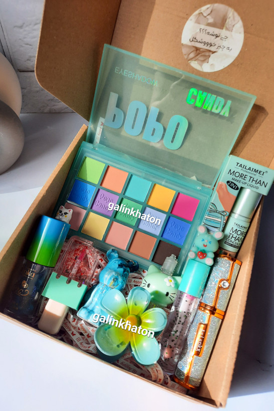 پک هدیه اقتصادی روز دختر شامل مجموعهای شیک و خاص از اکسسوریها و هدایا برای دختران، مناسب برای خرید آنلاین هدیه روز دختر با قیمت مناسب و ظاهر جذاب