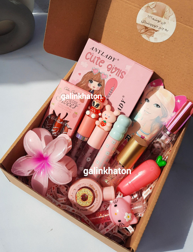 پک هدیه صورتی شیک و خاص، مناسب تولد، روز دختر و روز زن؛ شامل اکسسوریهای دخترانه با طراحی لاکچری و قیمت مقرونبهصرفه. انتخابی عالی برای خرید اینترنتی هدیه زنانه و دخترانه.