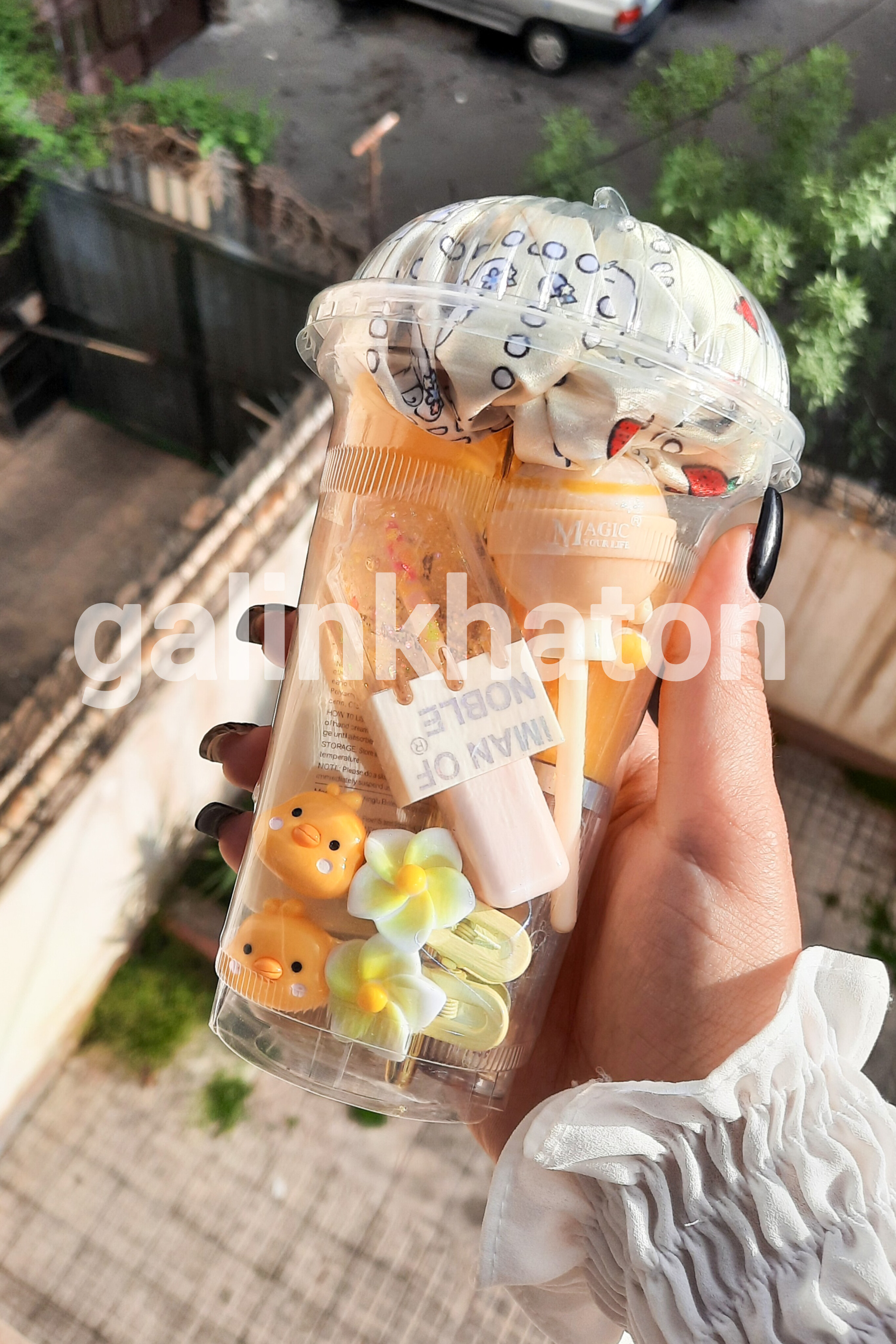 . پک هدیه زرد آیس پکی با آیتم‌های شیرین و پرانرژی برای هدیه خاص بانوان