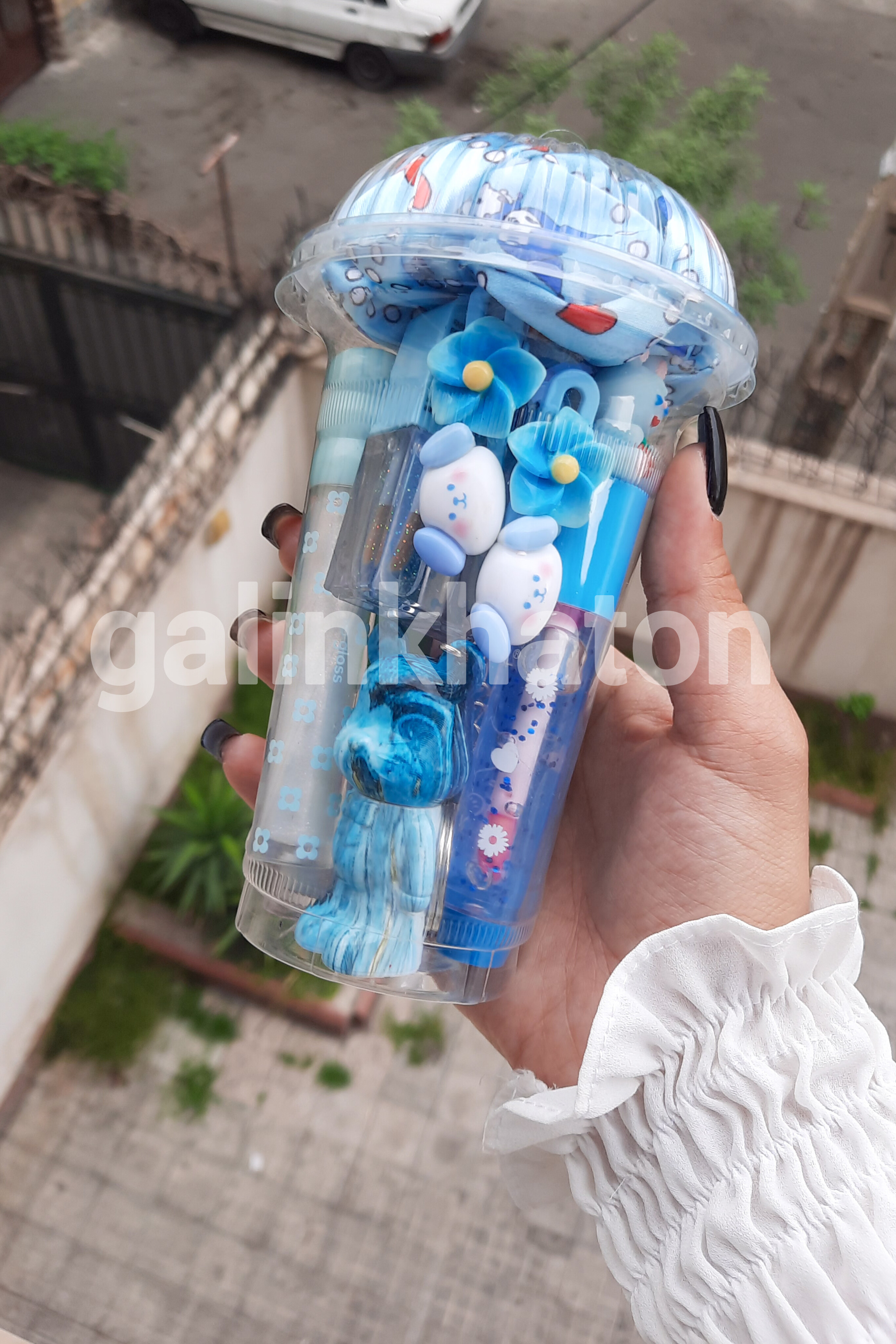 پک هدیه آیس پکی رنگ آبی با لوازم آرایشی فانتزی و شیک، مناسب هدیه دخترانه