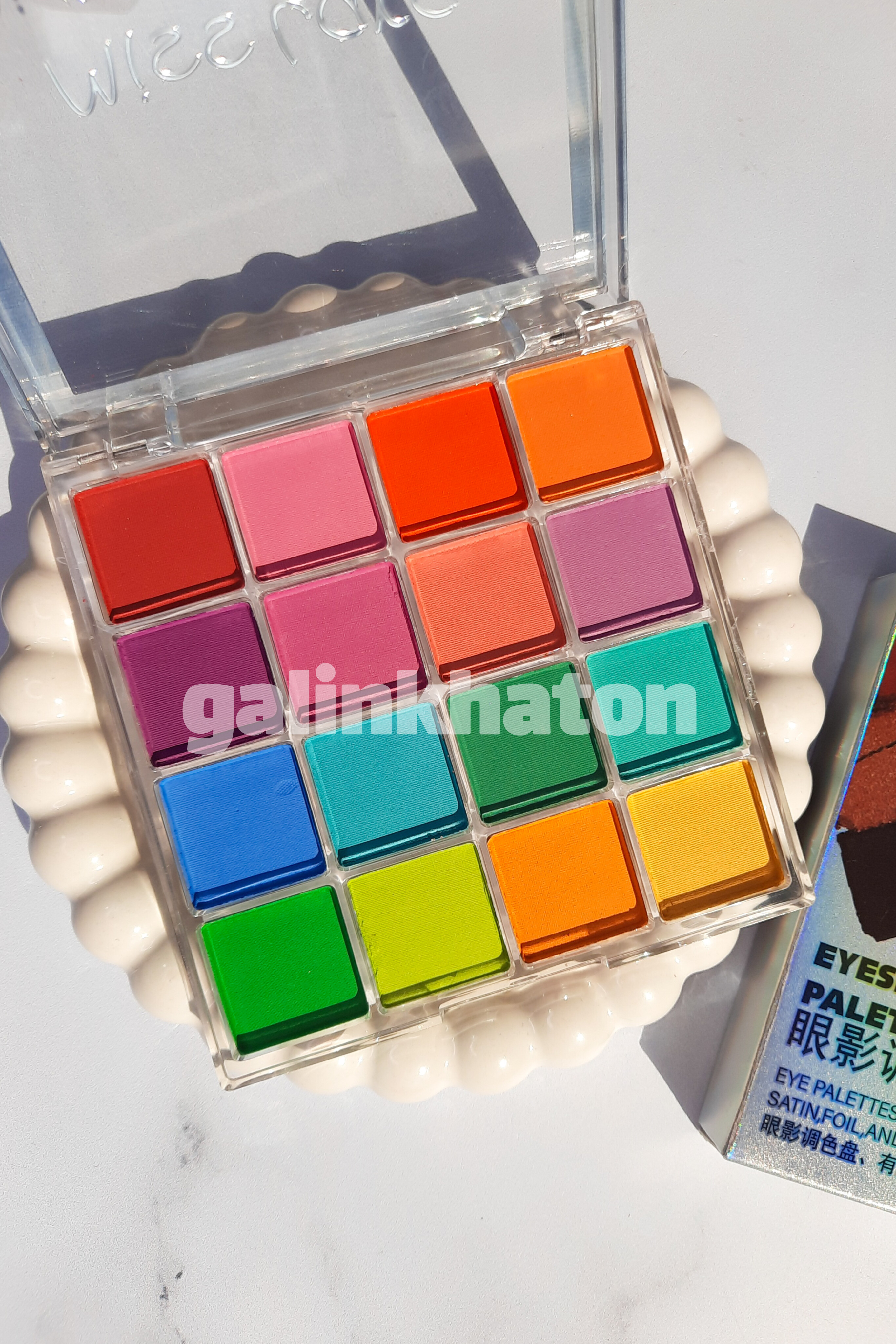 پالت سایه ۱۶ رنگ میسلارا با رنگ‌های شاد و تابستونی، مناسب میکاپ چشم فانتزی و حرفه‌ای. پیگمنت بالا و بافت نرم و ترکیب‌پذیر.