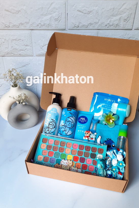 پک هدیه آرایشی آبی لاکچری و شیک | هدیه خاص برای تولد و مناسبتهای ویژه دخترانه با لوازم آرایشی باکیفیت
