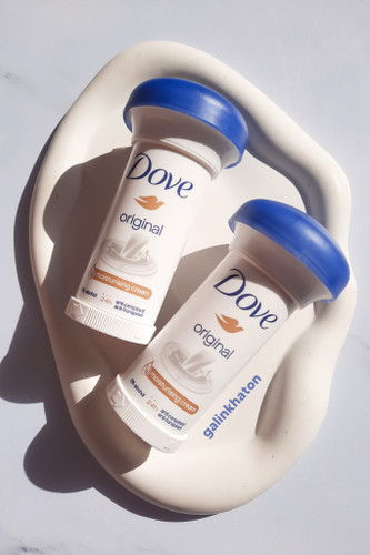 تصویر دو عدد مام صابونی داو Dove اصل روی پسزمینه سفید – ضد تعریق، بدون لک روی لباس، با رایحه ماندگار