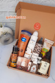 پک هدیه نود زنانه شامل لوسیون شکلاتی، بادی اسپلش شکلاتی، اسپری داو نارگیل، پالت سایه نود، روغن آرگان و محصولات مراقبتی لاکچری