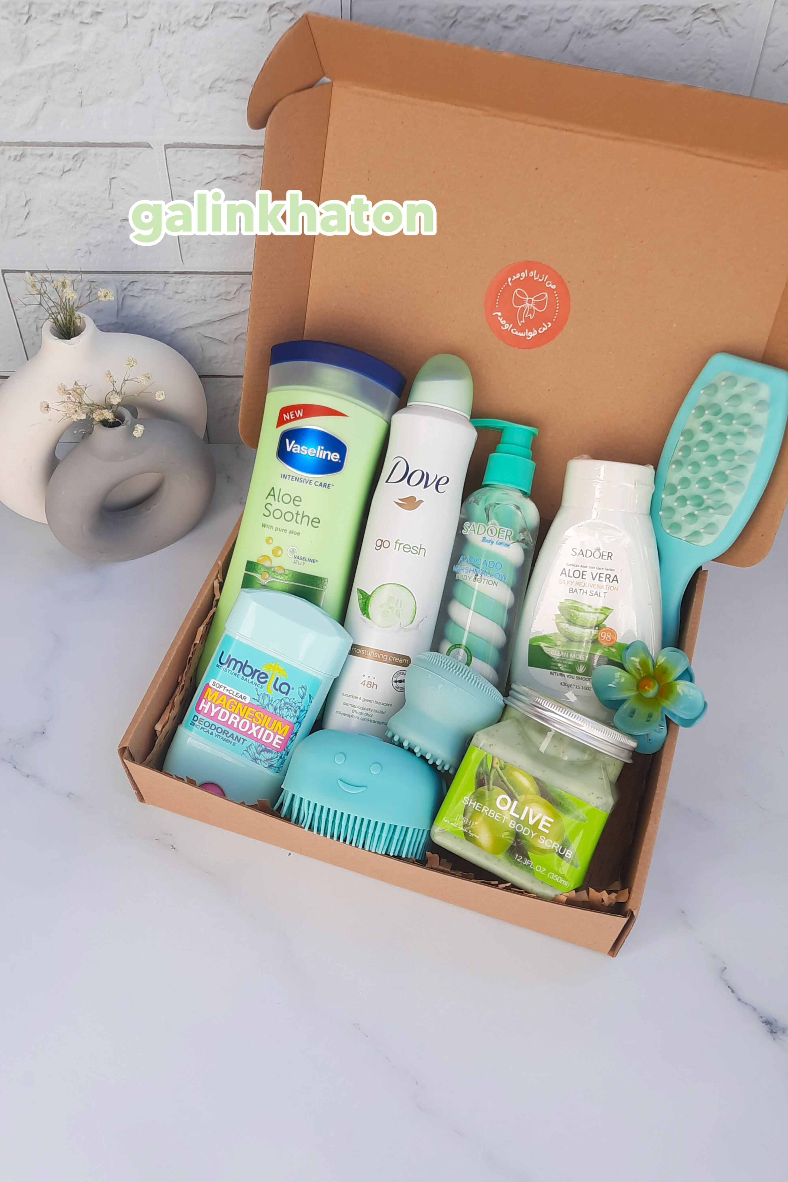 پک هدیه سبز دخترانه شامل لوسیون آلوئه ورا، نمک بدن سبز، اسپری داو خیار، مام آمبرلا، لیف سیلیکونی، فیس براش و ست کامل مراقبتی پوست