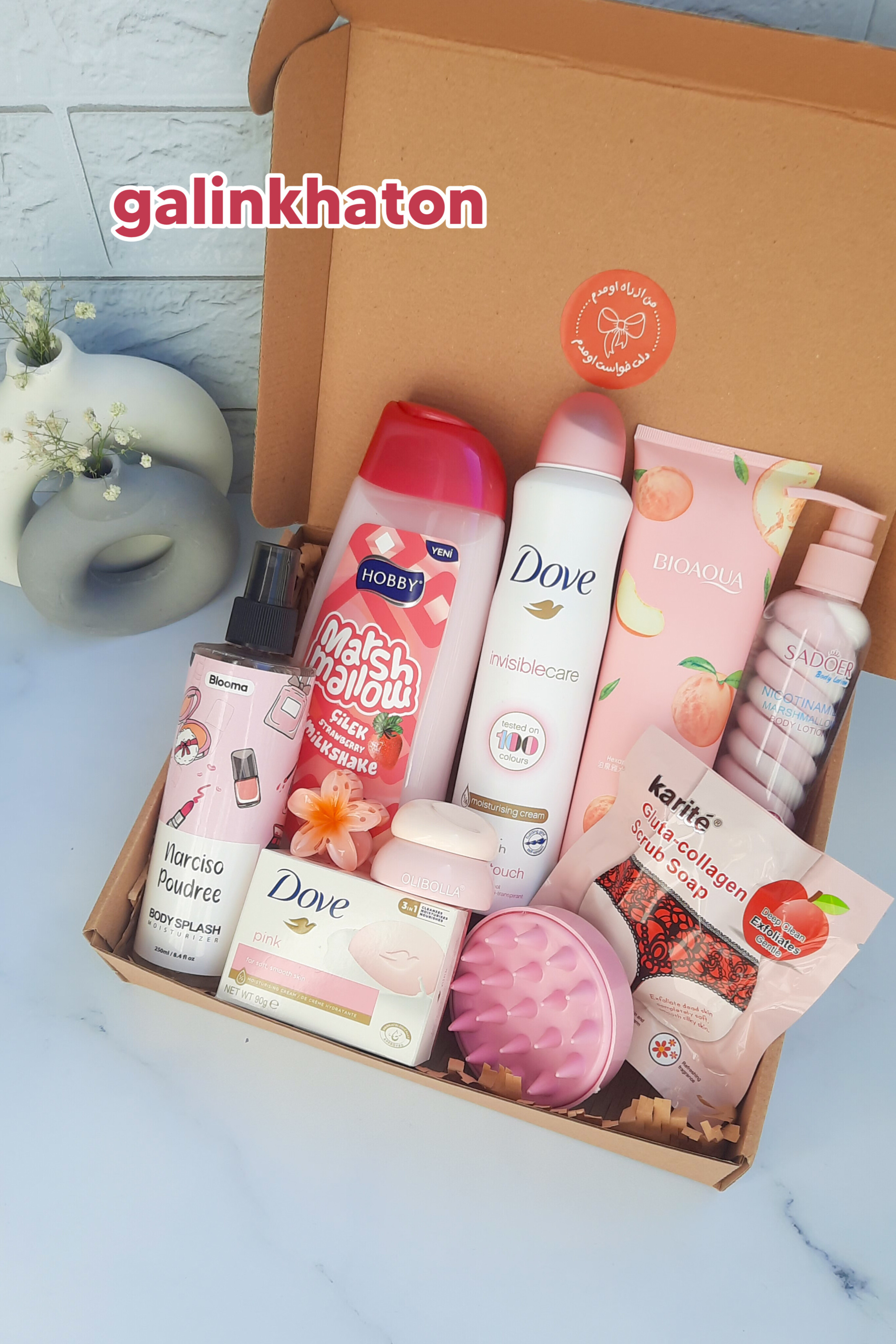 پک هدیه صورتی زنانه شامل شامپو بدن توت فرنگی، لوسیون مارشمالو صورتی، بادی اسپلش نارسیس پودری، مربای لب و محصولات بهداشتی خوشبو