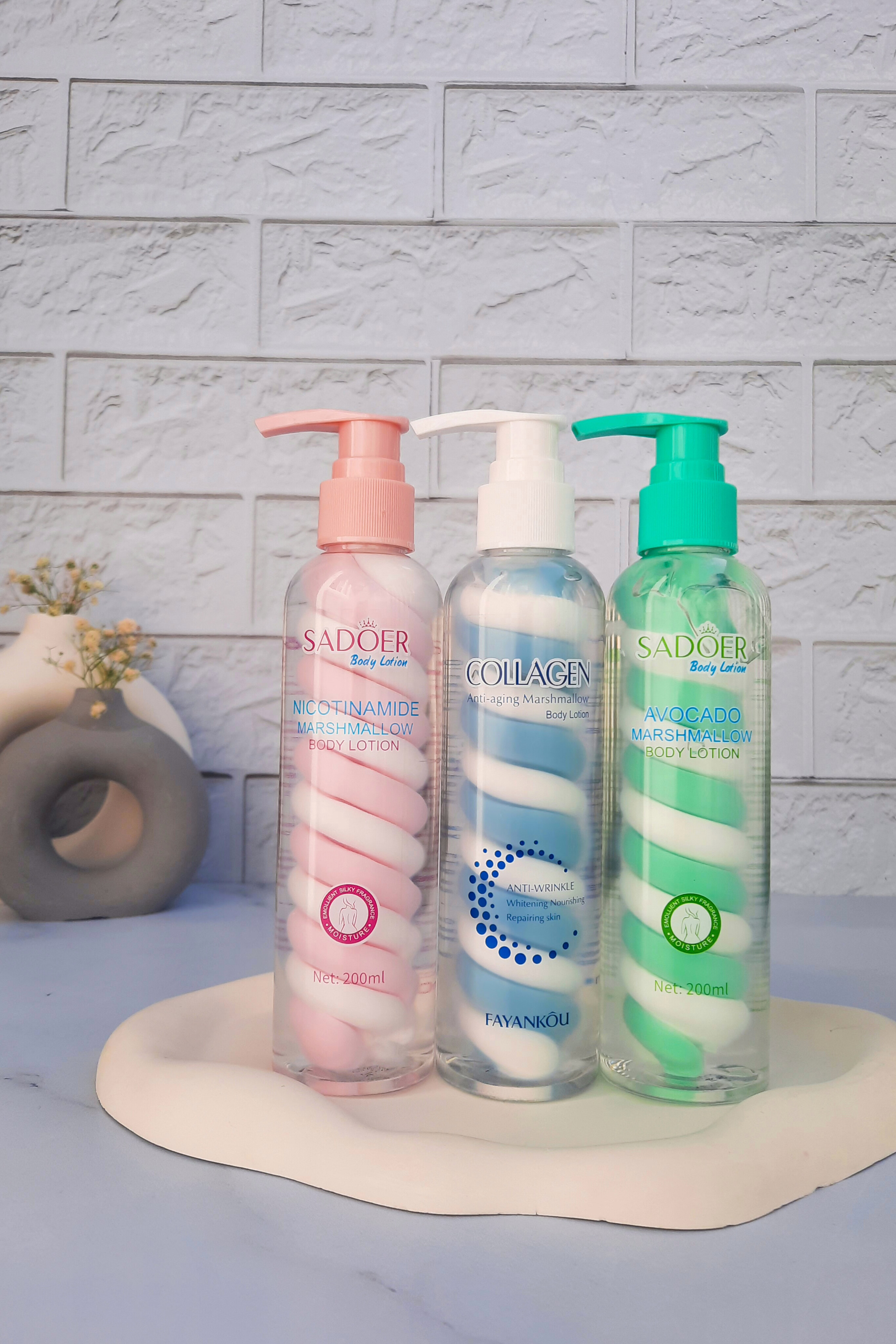 خرید لوسیون بدن مارشمالو سادور Sadoor در سه رنگ صورتی، آبی و سبز | آبرسان و نرم‌کننده پوست با ماندگاری بالا