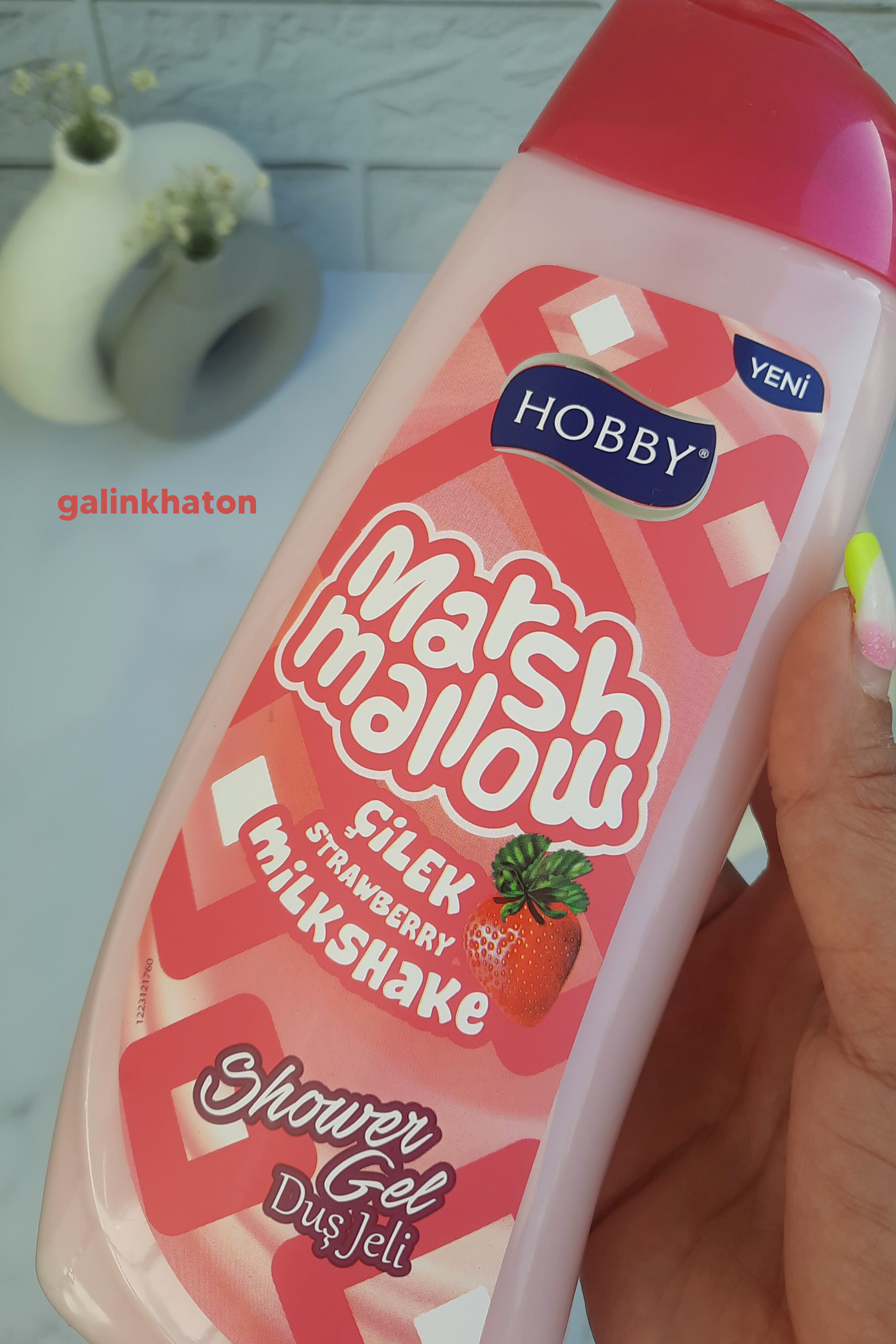 شامپو بدن هوبی Hobby رایحه توت‌فرنگی | شوینده خوشبو و آبرسان پوست بدن با ماندگاری بالا