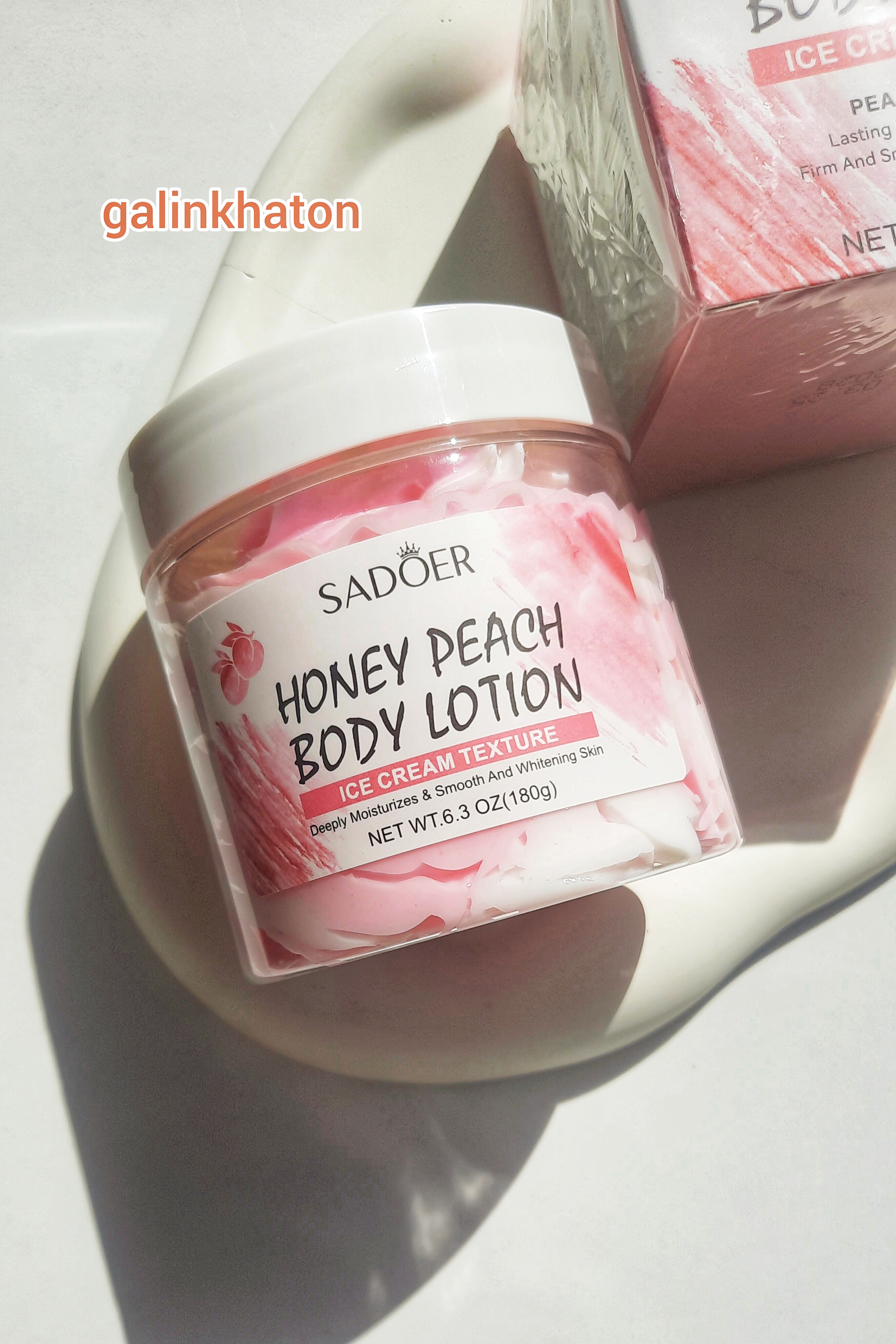 بستنی بدن سادور روی سنگ سفید از نمای نزدیک – بافت کرمی، لوکس و نرم‌کننده پوست