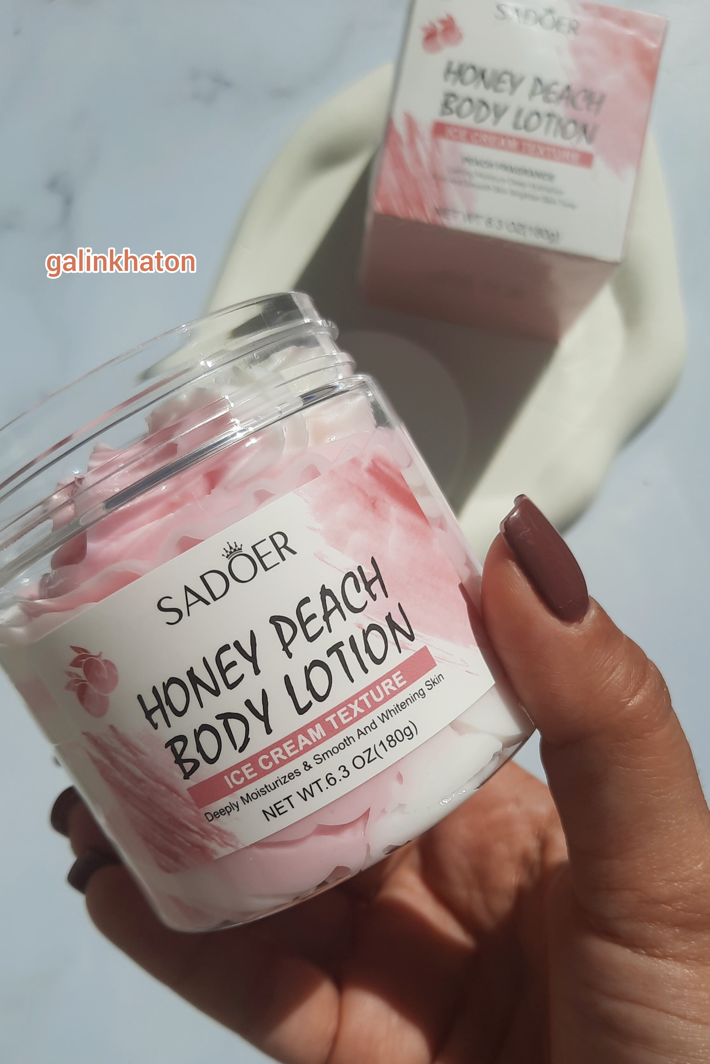 بستنی بدن سادور در دست – بافت سبک و جذاب برای آبرسانی و نرمی پوست بدن