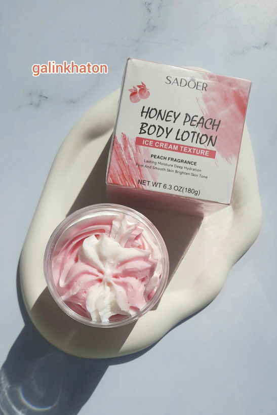 نمای بالا از بستنی بدن سادور با درِ باز – نمایش بافت کرمی و محتوای نرم و لطیف محصول