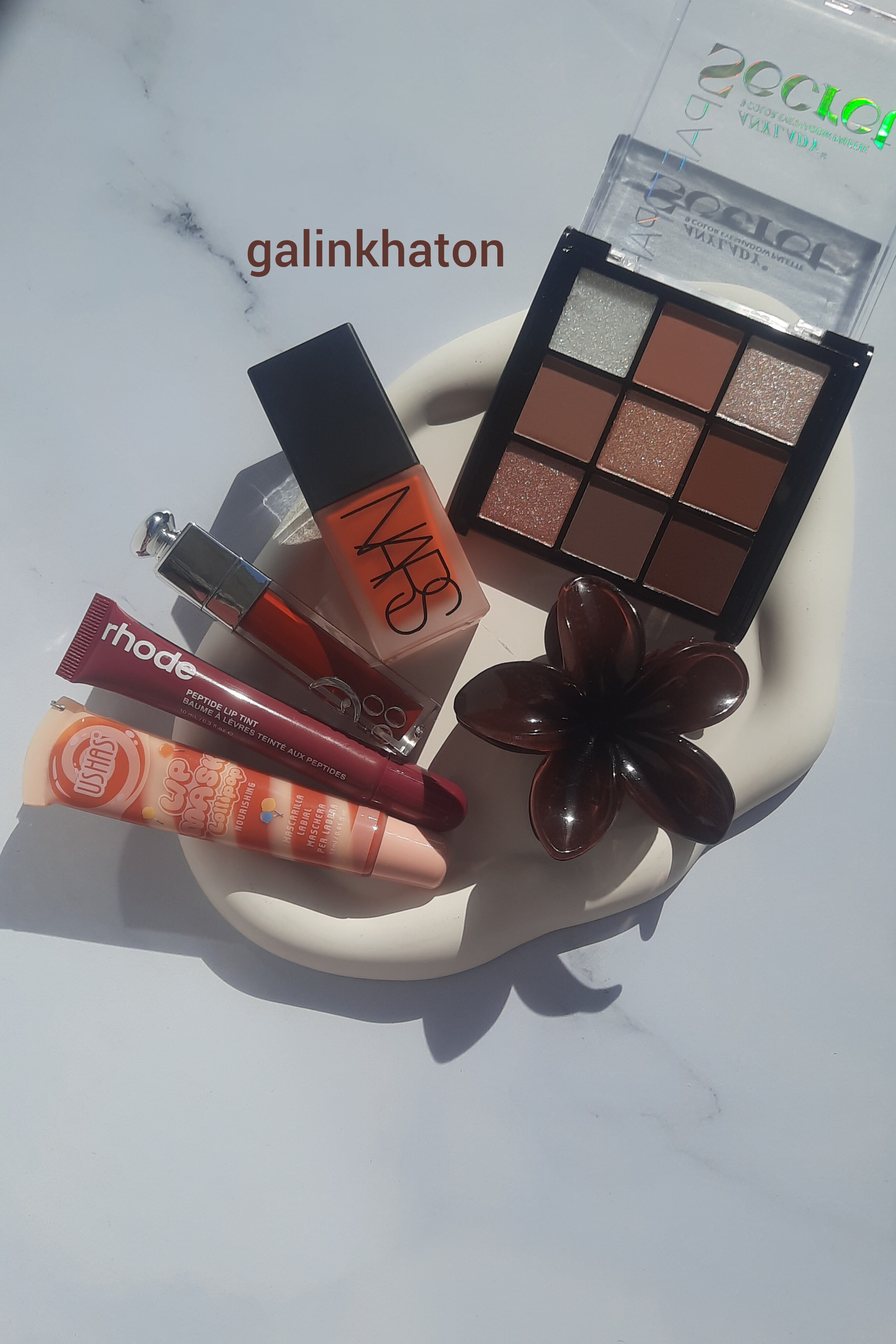 ست آرایشی نود گلین‌خاتون با پالت ۹ رنگ، رژگونه نارس، لیپ گلاس دوپ دیور و کلیپس پلومریا — ترکیب لوکس و خاص برای استایل روزانه