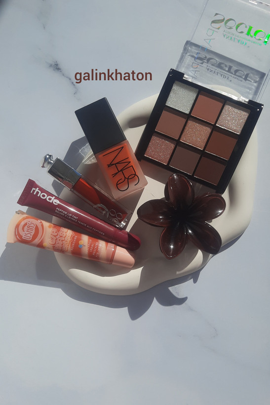 ست آرایشی نود گلینخاتون با پالت ۹ رنگ، رژگونه نارس، لیپ گلاس دوپ دیور و کلیپس پلومریا — ترکیب لوکس و خاص برای استایل روزانه