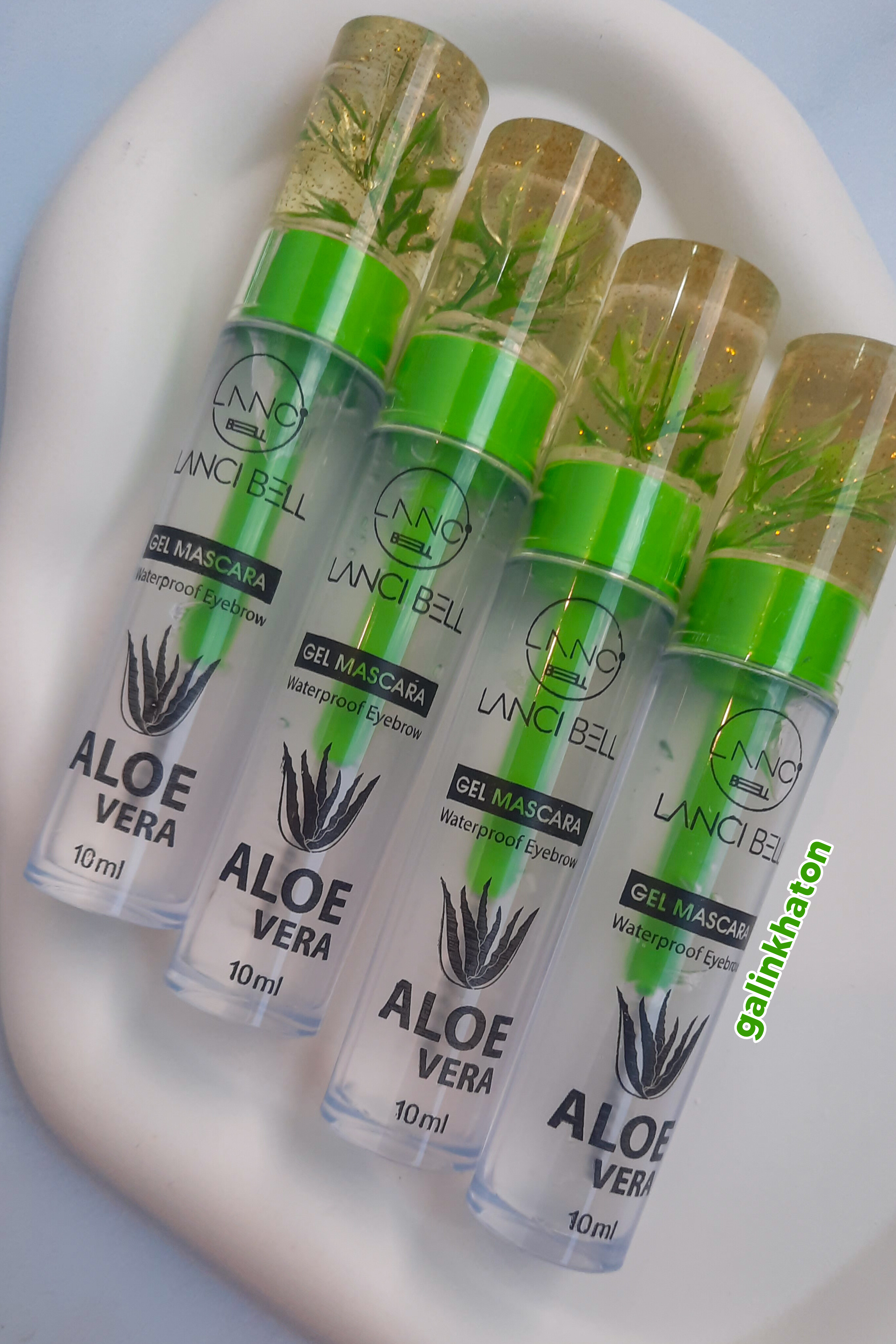 «چهار ژل ابرو لنسیبل روی شیپ سنگی سفید کنار هم، رنگ‌های پرطرفدار برای آرایش طبیعی و جذاب ابروهای حرفه‌ای.»