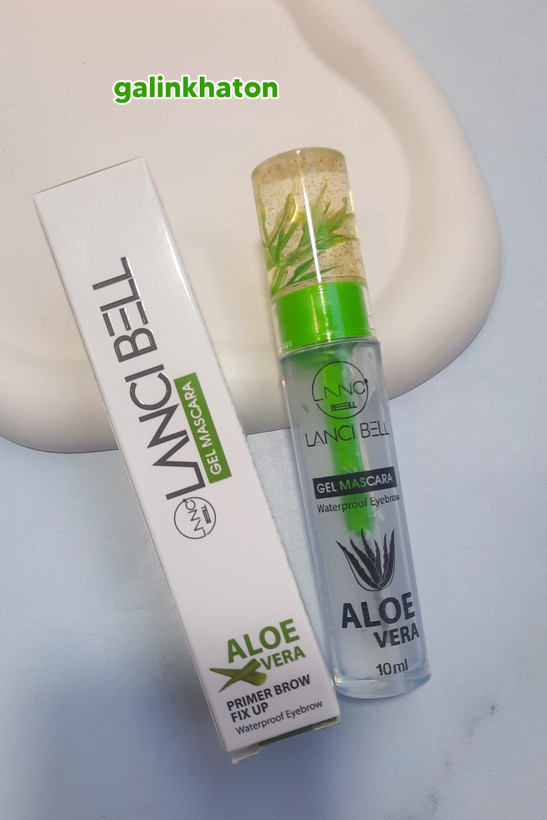 «ژل ابرو لنسیبل کنار جعبه روی لبه شیپ سنگی سفید، بافت نرم و رنگبندی جذاب، برای آرایش ابروهای حرفهای و روزانه.»