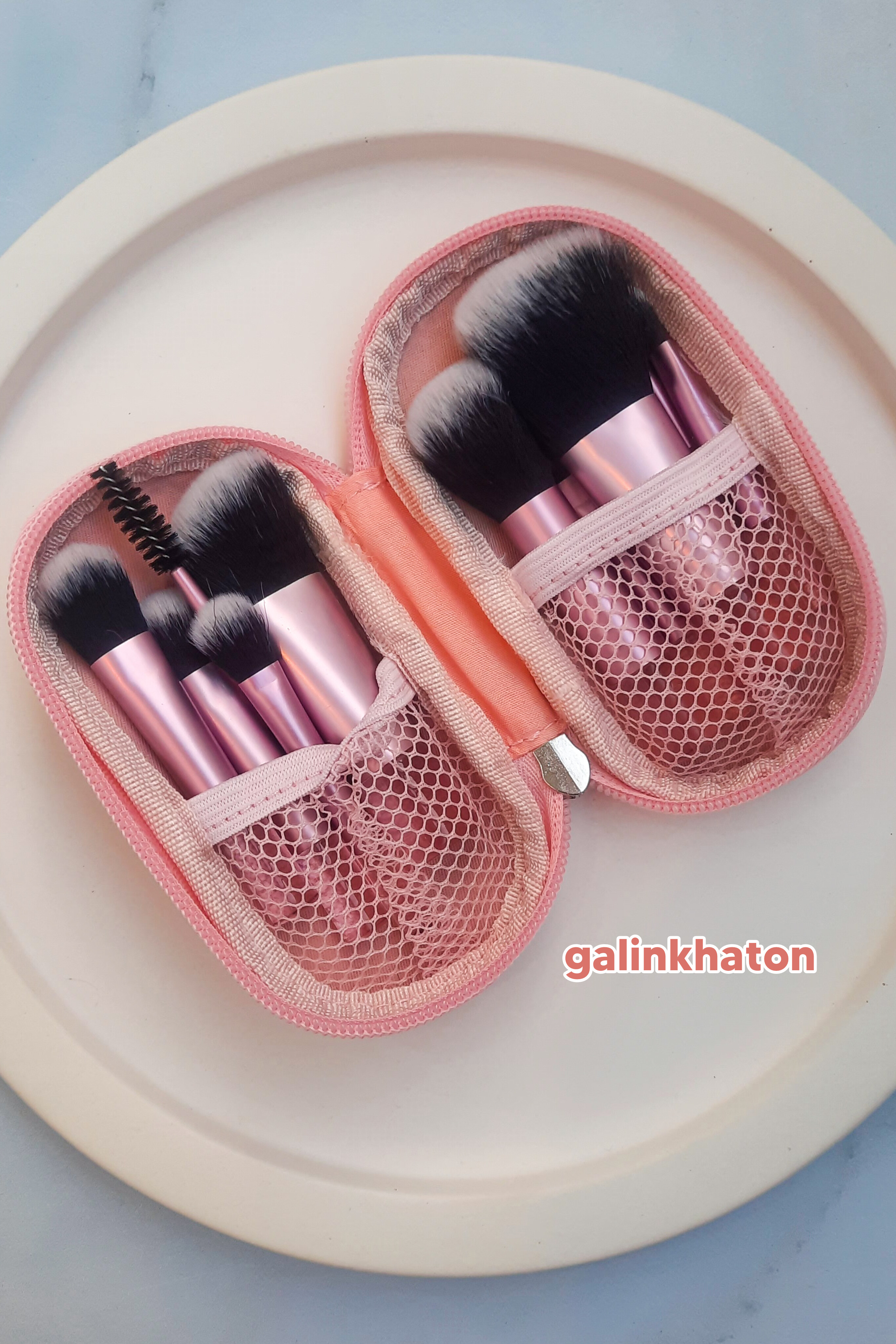 «ست براش ده‌تکه شین با کیف صورتی باز، براش‌های حرفه‌ای برای آرایش دقیق و طبیعی چشم و صورت، مناسب میکاپ روزانه.»