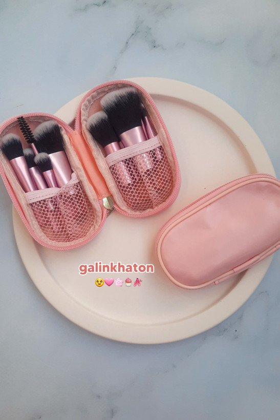 «ست براش دهتکه شین با کیف صورتی، یک ست باز و یک ست بسته کنار هم، کیفیت بالا برای آرایش حرفهای و جذابیت صورت.»