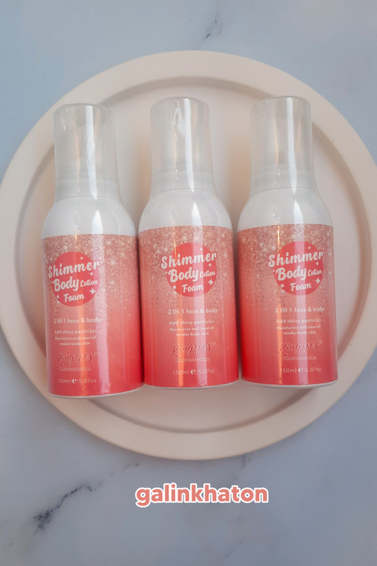 «سه خامه بدن شایندار ۱۵۰ میل کنار هم روی شیپ سنگی سفید، بافت نرم و مرطوبکننده برای پوستی درخشان و لطیف روزانه.»