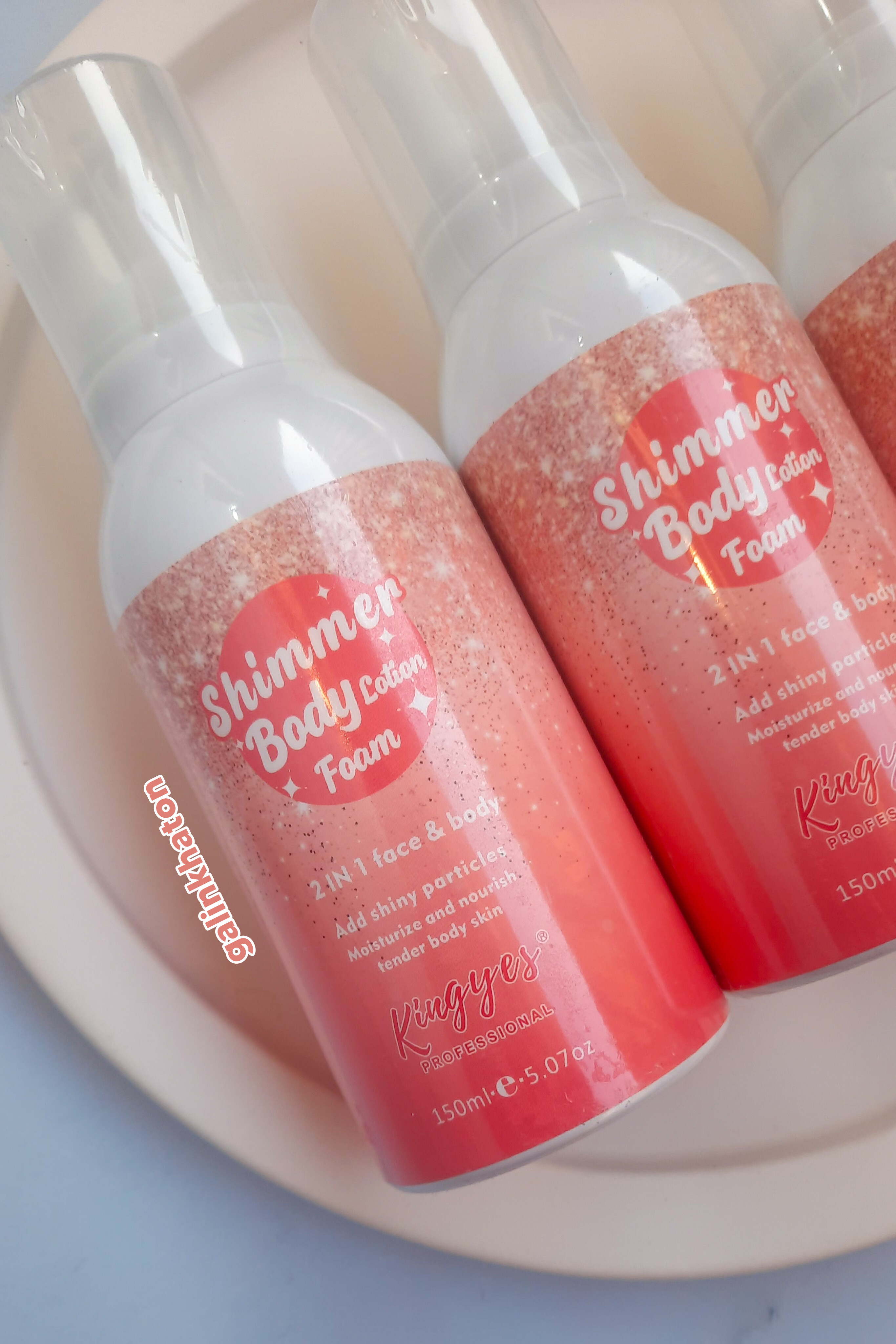 «دو خامه بدن شاین‌دار ۱۵۰ میل از نمای نزدیک، با بافت نرم و مرطوب‌کننده برای پوستی لطیف و درخشان، مناسب استفاده روزانه.»