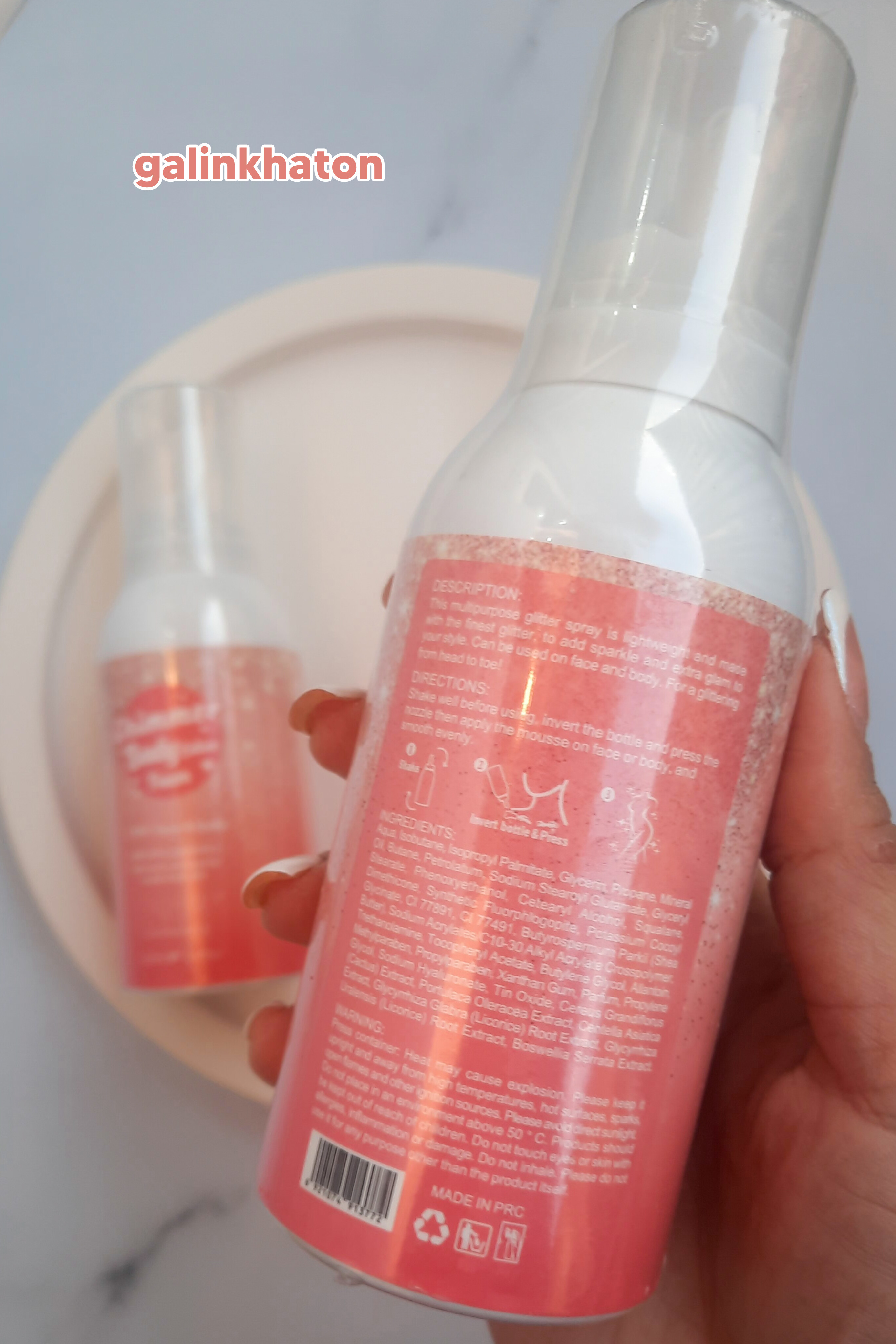 «یک خامه بدن شاین‌دار ۱۵۰ میل روی شیپ سنگی سفید و یک محصول در دست، نمای پشت بسته‌بندی و جزئیات جذاب محصول.»