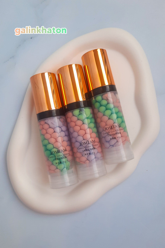 «سه پرایمر سهرنگ JOMTAM ۴۰ گرم کنار هم روی شیپ سنگی سفید، بافت سبک و پوشش عالی برای آمادهسازی پوست و آرایش طبیعی.»