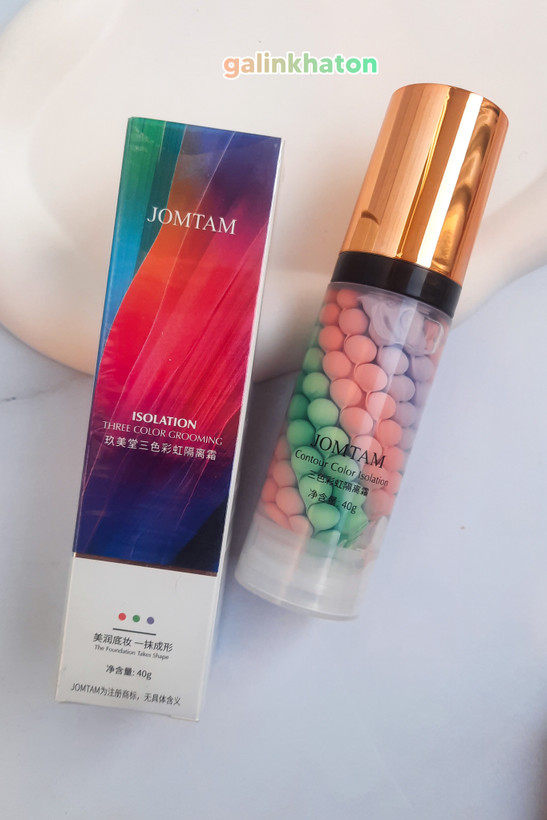 «یک پرایمر سهرنگ JOMTAM ۴۰ گرم کنار جعبه روی شیپ سنگی سفید، بافت سبک و محافظ پوست، مناسب میکاپ روزانه و حرفهای.»