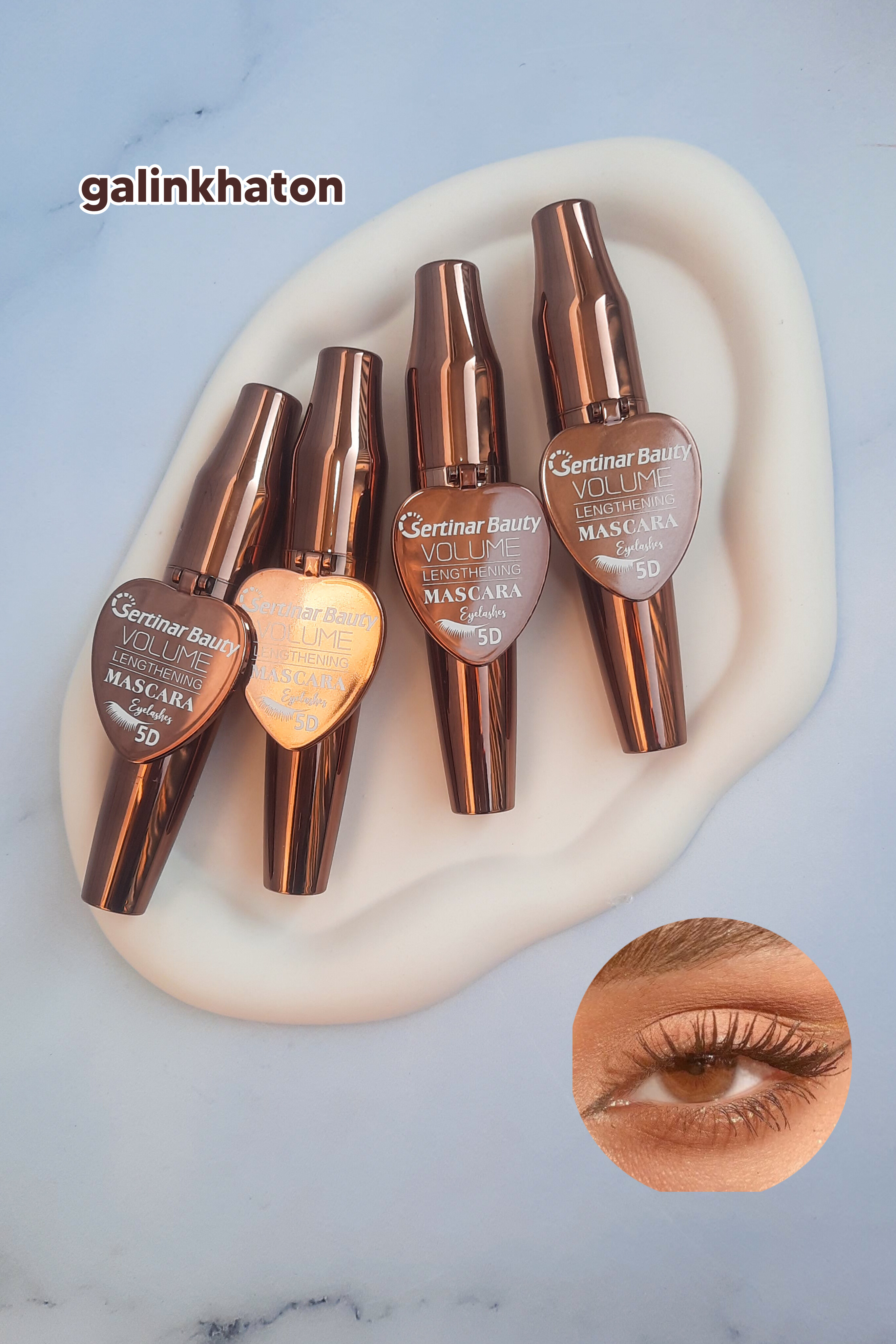 «چهار ریمل قهوه‌ای Sertinar Beauty کنار هم روی شیپ سنگی سفید، مژه مدل با رنگ طبیعی قهوه‌ای زده شده، پوشش حجیم و بلند.»