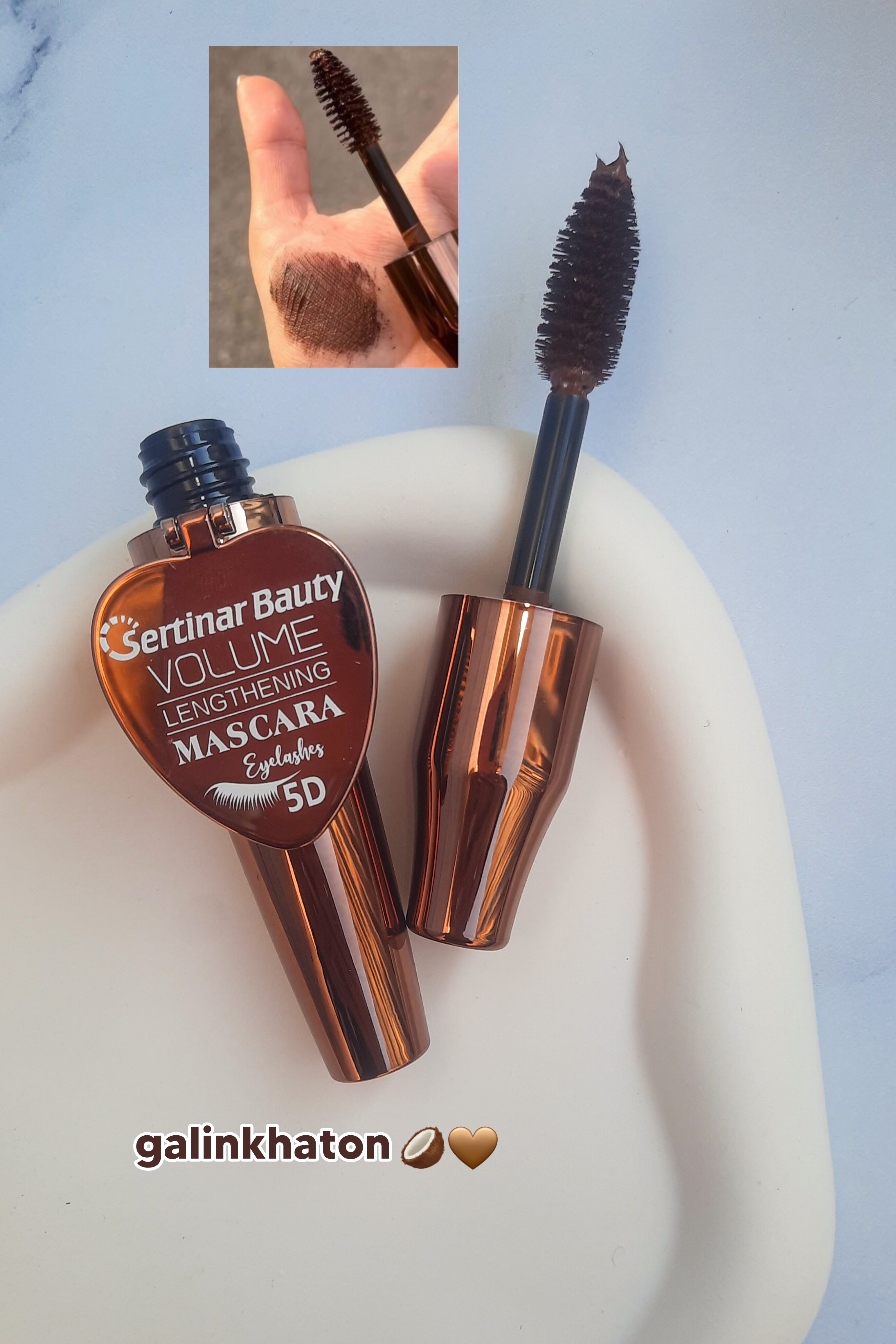 «ریمل قهوه‌ای Sertinar Beauty باز کنار فرچه و تست رنگ، با فرچه حرفه‌ای و پوشش یکنواخت برای مژه‌های حجیم و بلند طبیعی.»