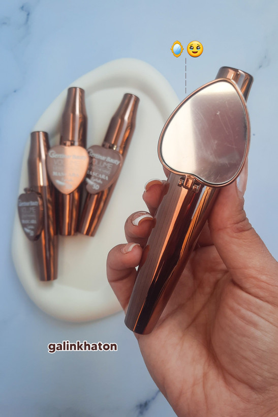 «سه ریمل قهوهای Sertinar Beauty روی شیپ سنگی سفید و یک ریمل در دست، نمایش آینه و بستهبندی شیک، مناسب آرایش حرفهای.»