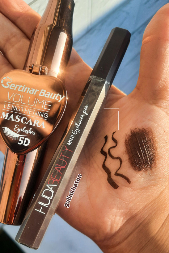 «خط چشم ماژیکی قهوهای HUDA BEAUTY در دست و تست رنگ روی پوست، با بافت روان و پوشش یکنواخت، مناسب آرایش روزانه و حرفهای.»