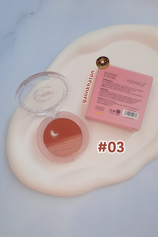 رژگونه هدی موجی شماره ۲ کنار جعبه روی سنگ سفید