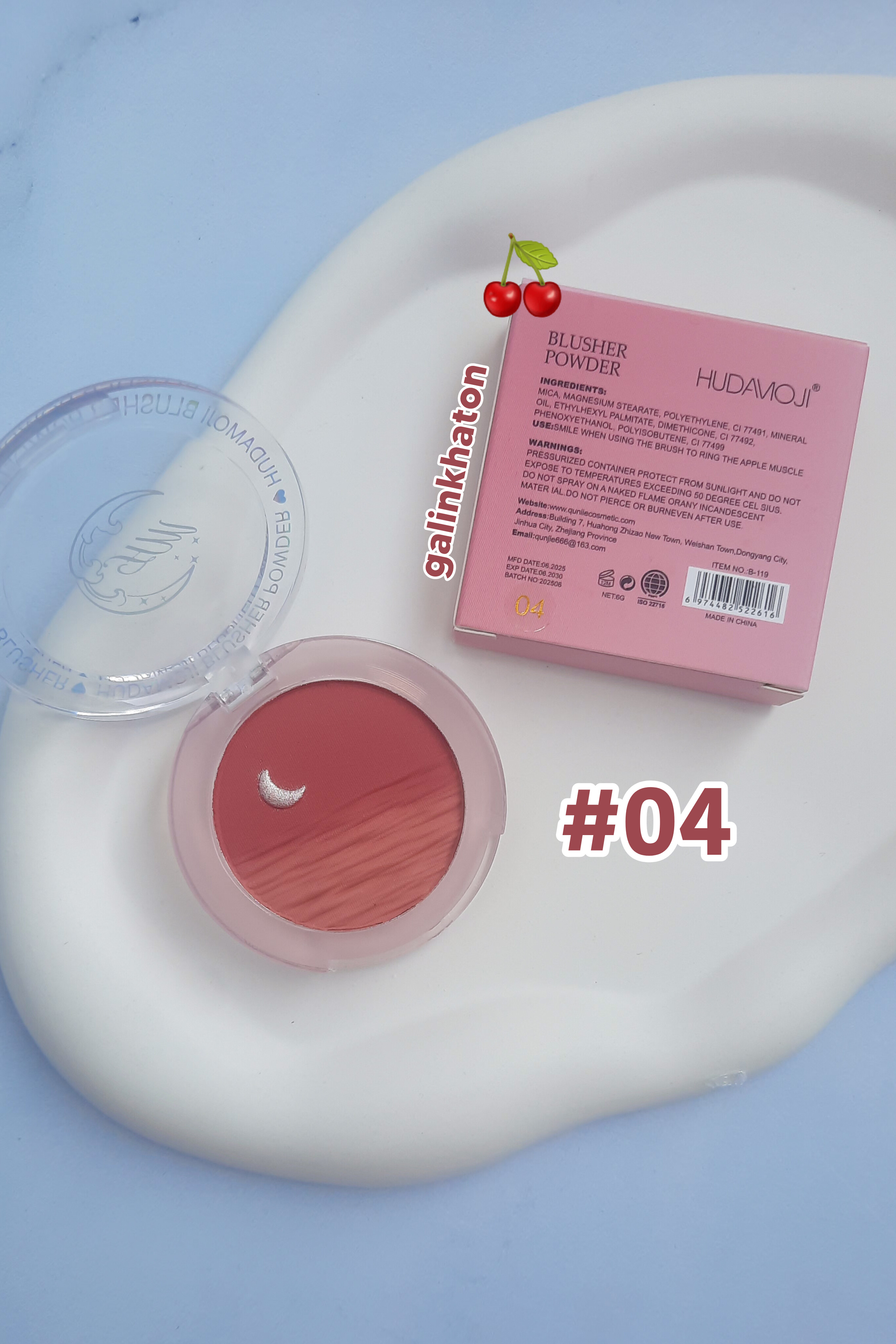 رژگونه هدی موجی شماره ۴ کنار جعبه روی سنگ سفید