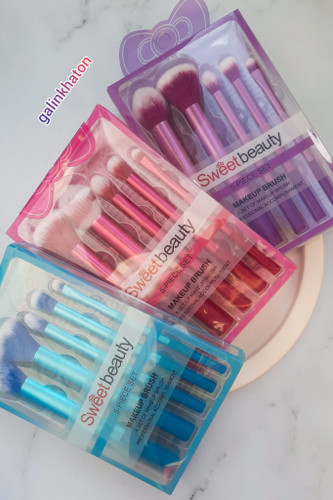 ست براش پنج تکه سوییت بیوتی در سه رنگ صورتی، آبی و بنفش روی پسزمینه سنگی سفید برای آرایش روزانه